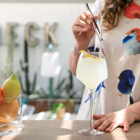 מלון The Deck By Happyculture