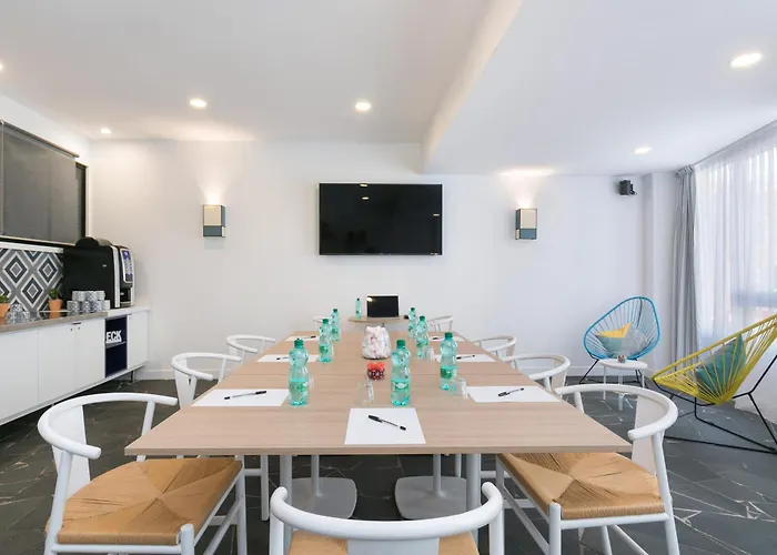 The Deck By Happyculture Hotel