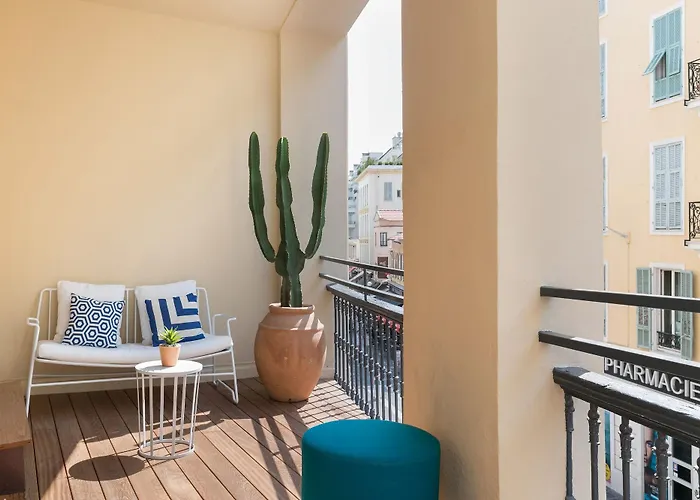 The Deck By Happyculture Hotel